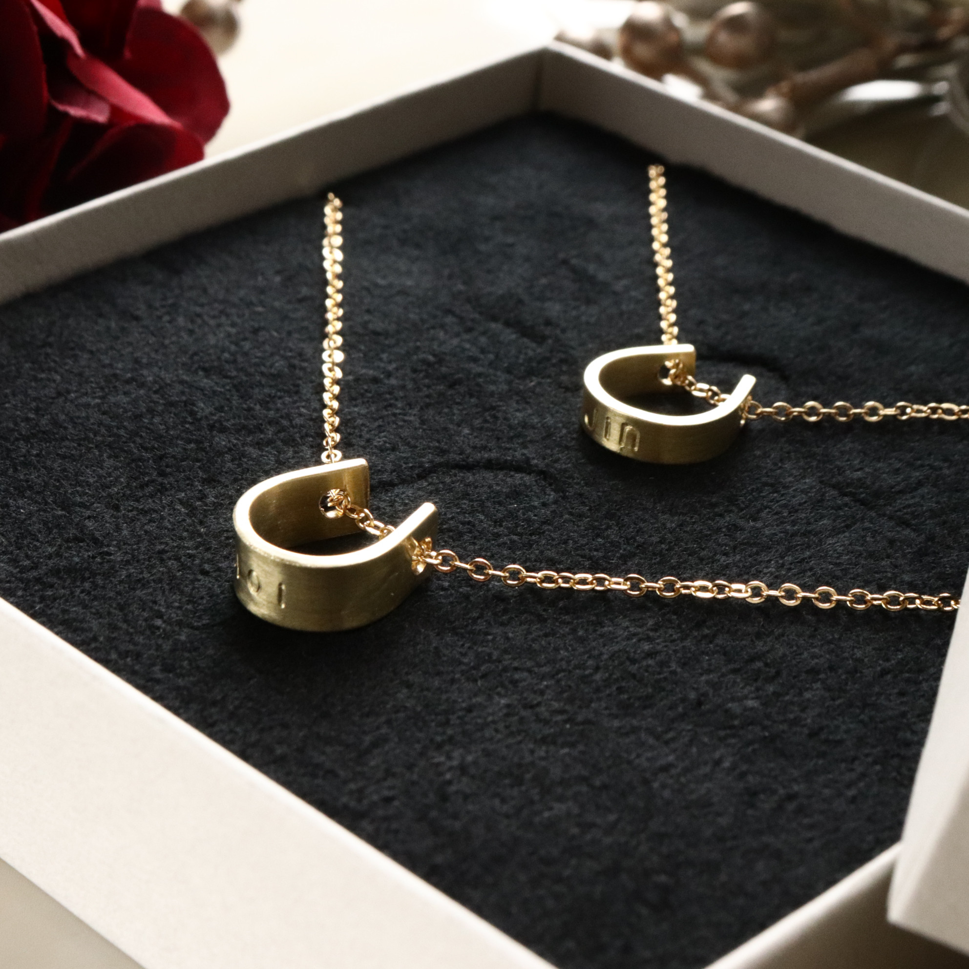 送料無料?馬蹄ゴールドホースシュー刻印ペアネックレス