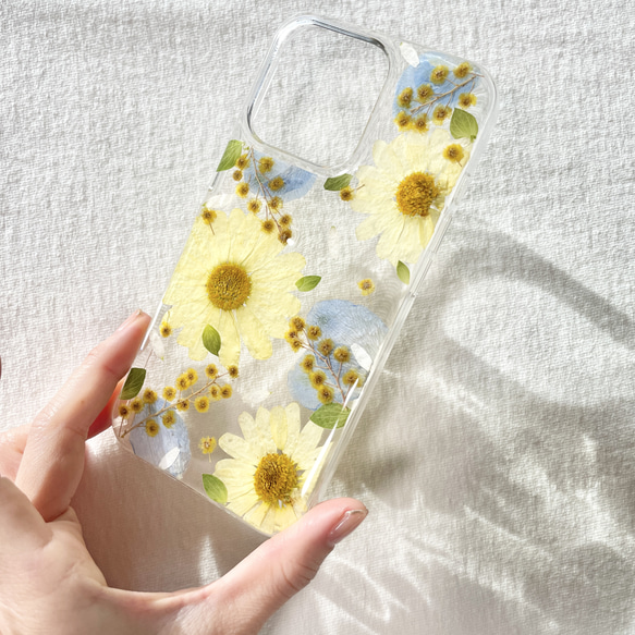 【spring breeze/yellow】 押し花スマホケース　全機種対応　ミモザ　マーガレット　ソフトケース　手帳型 1枚目の画像