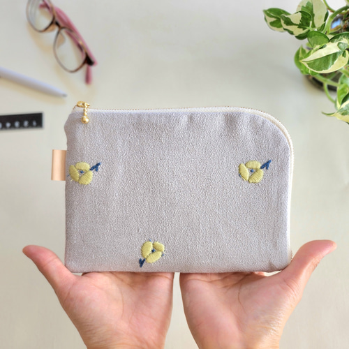 ぷっくりお花刺繍のL字ファスナーポーチ*フラットポーチ*gray