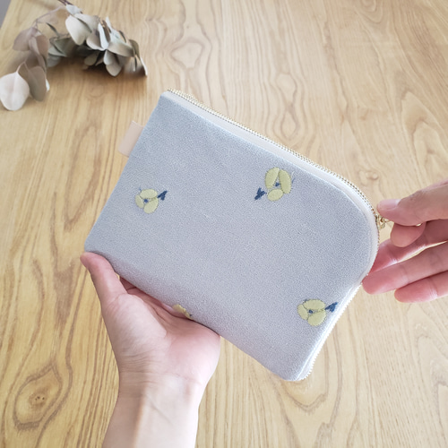 ✩おみこ✩ミナペルホネン　フラットポーチ　パス　ピンク　ちょうちょ ぷっくりお花刺繍のL字ファスナーポーチ*フラットポーチ*gray
