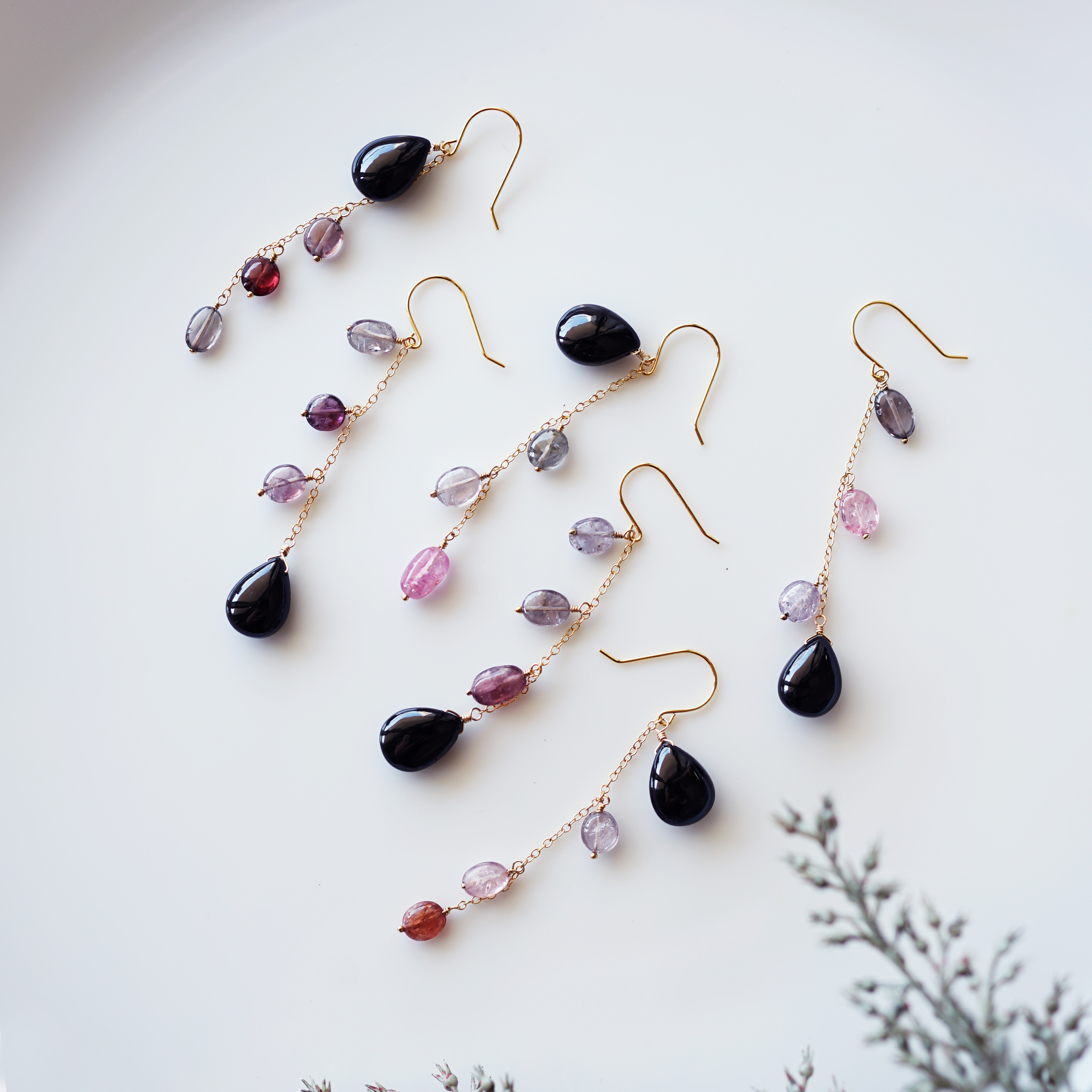 マルチカラースピネルのアシンメトリーシャンデリアピアス・サージカルステンレス　～夏の夕暮れ