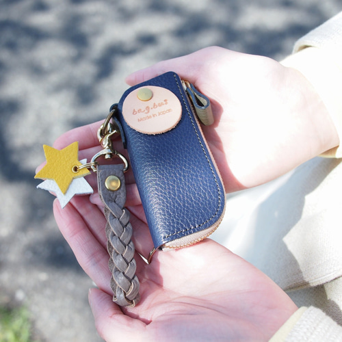 コンパクトレザーキーポーチ』【再設定! ¥4,700】手のり文鳥の愛らしさ