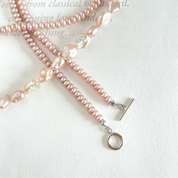 由兩種淡水珍珠製成的長項鍊，可休閒或正式佩戴。 第17張的照片