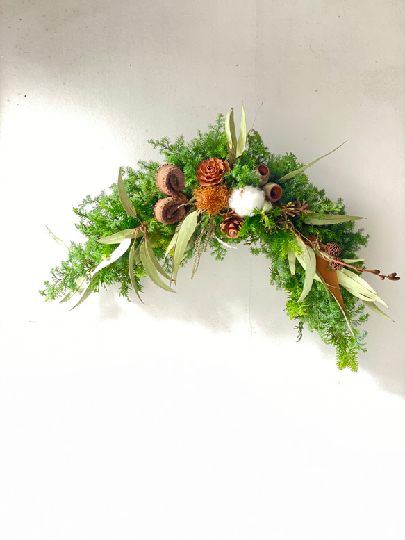 Creema限定早割！　生花の贅沢なアーチ型スワッグ　森の香り  フレッシュクリスマス 1枚目の画像