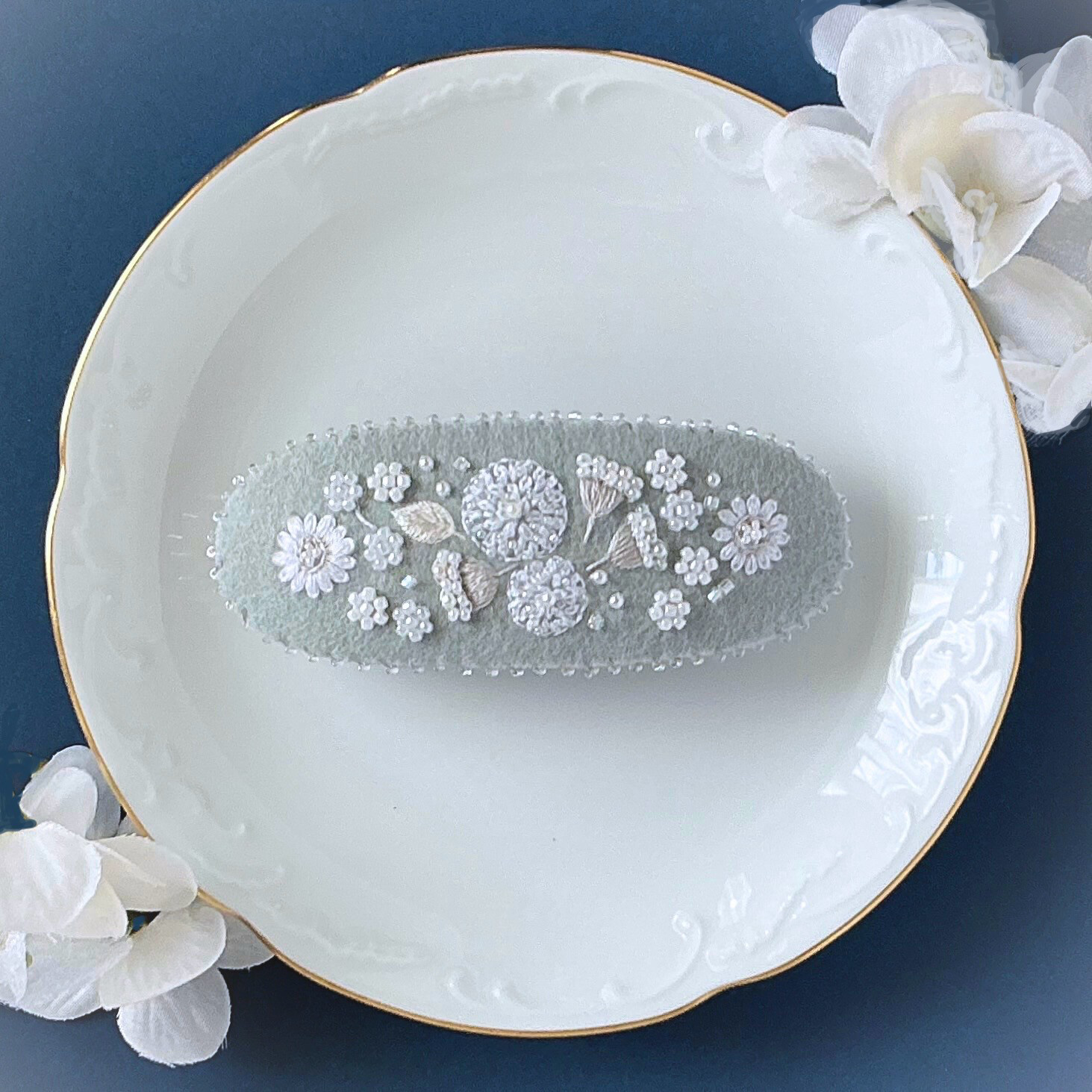 白のボタニカル花刺繍＊刺繍バレッタ　No.412