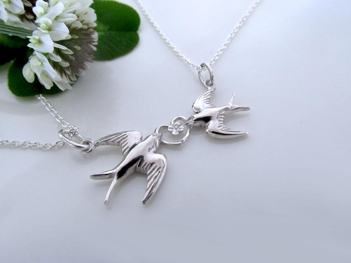 ハートを描くツバメのペアネックレス