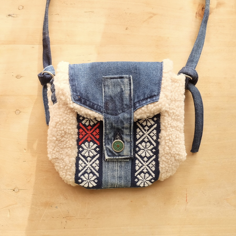 【メルマガ掲載】こぎん刺しのモコモコデニムリメイクミニサコッシュ【刺繍☺︎刺し子】⌘受注製作⌘ ボア2023