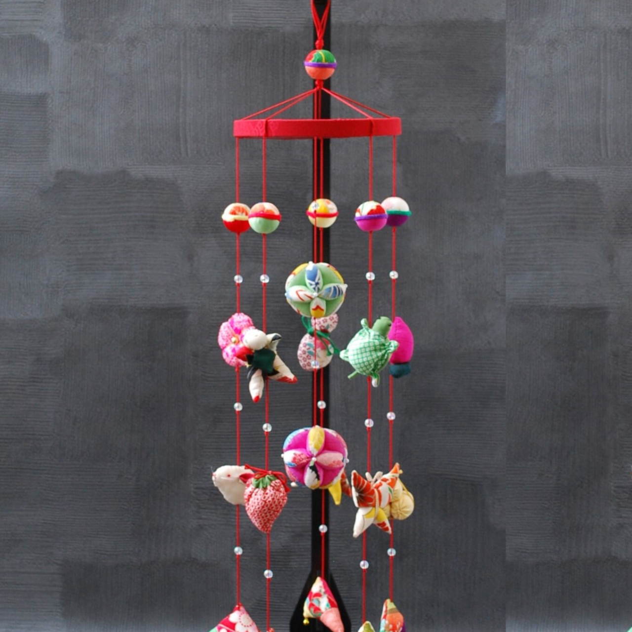 【2026年版受付終了】願いをつなぐ つるし雛(中)　正絹古布使用の一点物　ひな祭り・初節句のお祝いに世界で一つの贈り物