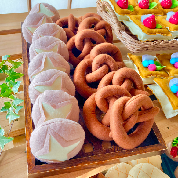 おままごと☆フェルトのパン屋さん18個セット　トング&トレイ付き 16枚目の画像