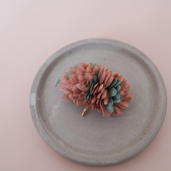 染花のポニーフック ヘアカフ オレンジベージュ/グリーン 布花 -飾る花- 7枚目の画像