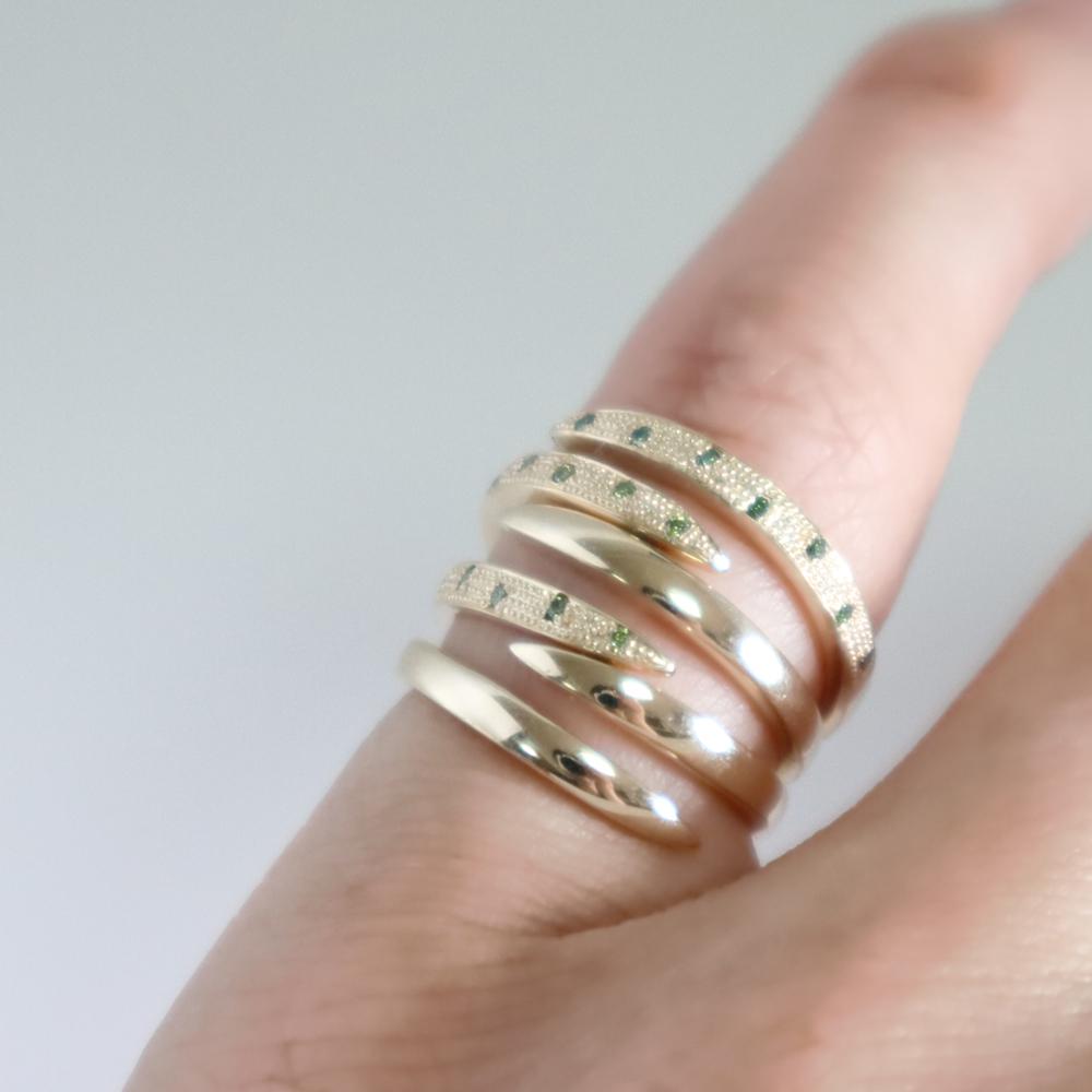 蛇をイメージしたK10ピンキーリング　鏡面仕上げ　５号　在庫限り