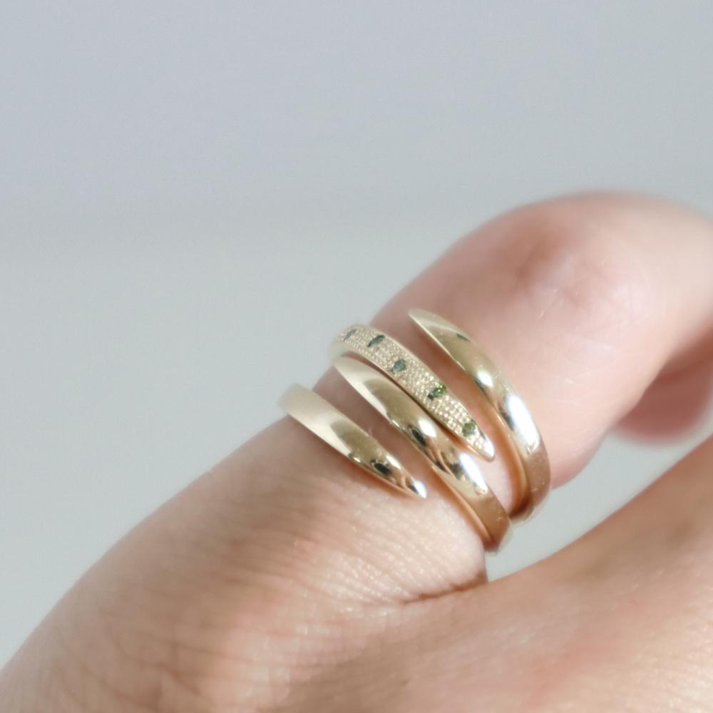 蛇をイメージしたK10ピンキーリング　鏡面仕上げ　５号　在庫限り