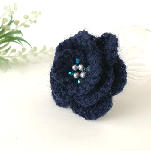 在庫一掃セール中！FOXEY 定番FLEUR お花のブローチ ネイビー FOXEY BOUTIQUE(フォクシー） Fleur お花のブローチ 26645