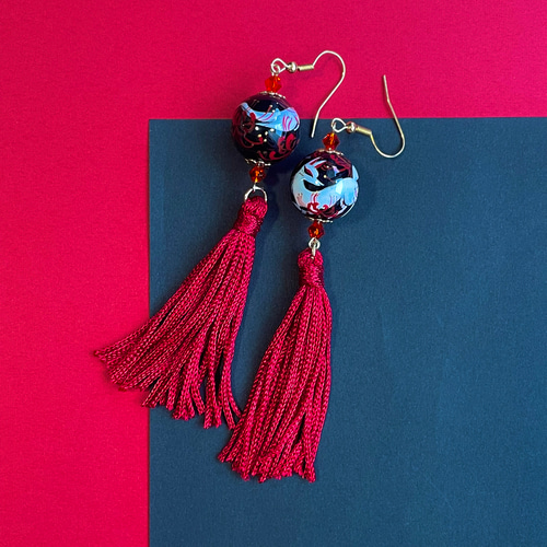 狐と彼岸花のタッセルピアス ピアス（フック・チェーン） 叶きりく