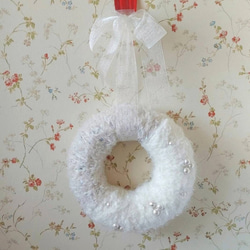 コットンパールとふわふわ毛糸のホワイトミニリース　オーガンジーリボン付 ◆キャンディ型ラッピング無料◆ 2枚目の画像