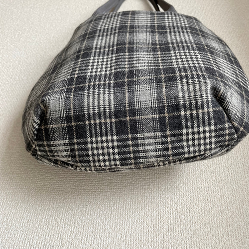 ウール グレーのチェックの丸いラインのトートバッグ トートバッグ
