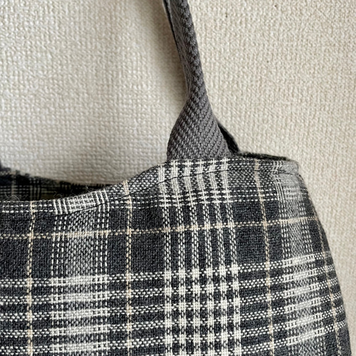 ウール グレーのチェックの丸いラインのトートバッグ トートバッグ
