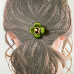 ぷっくり艶めくお花の 刺繍 ブローチ or ポニーフック　モスグリーン　くすみグリーン　深緑 8枚目の画像