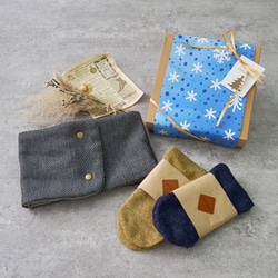 聖誕禮物3件組（含包裝盒）/刺子編織圍巾+襪子（海軍藍/黃色） 第1張的照片