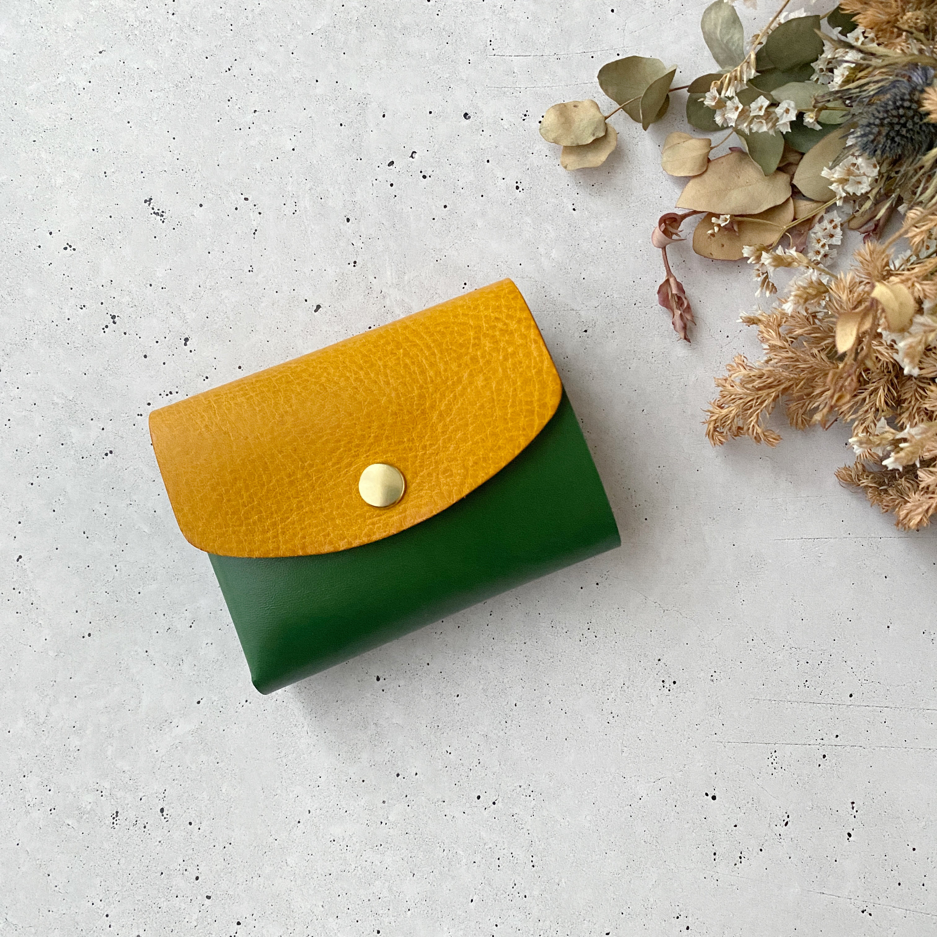すべて入って取り出しやすいレザーの小さい財布　マスタードイエロー×ダークグリーン