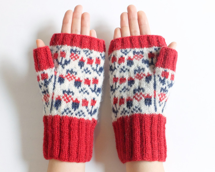 木の実の編み込みハンドウォーマー (クリムゾン)