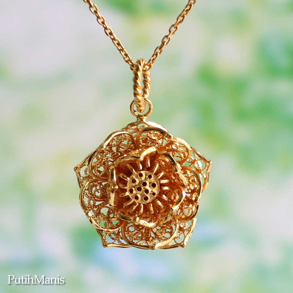 蓮の花のネックレス(M2)｜本物の蓮の花・金輪蓮を忠実に表現したチャーム 【ニッケルフリー】 [ch63-g-n]