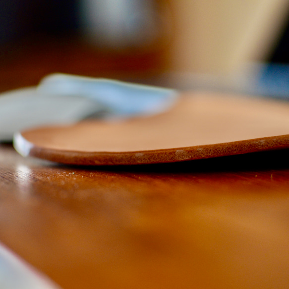 極厚レザーマウスパッド　昭南皮革のベンズレザー　タンニンなめし革　ころんと丸いマウスパッド　デスク周りにレザーを。 9枚目の画像
