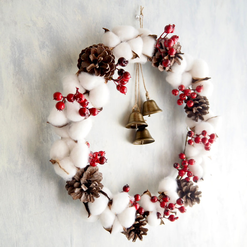 鈴が優しく鳴るクリスマスリース ｜コットンと松ぼっくり 赤い実の
