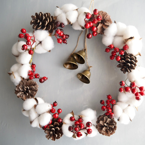 鈴が優しく鳴るクリスマスリース ｜コットンと松ぼっくり 赤い実の