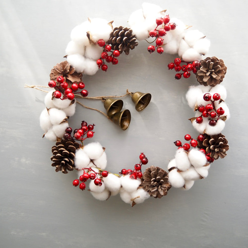 鈴が優しく鳴るクリスマスリース ｜コットンと松ぼっくり 赤い実の