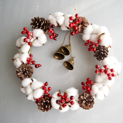鈴が優しく鳴るクリスマスリース ｜コットンと松ぼっくり 赤い実の