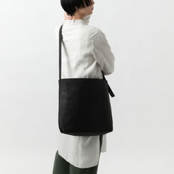 Hender Scheme ブラックレザーショルダーバッグ Hender Scheme (エンダースキーマ) twist buckle bag XS