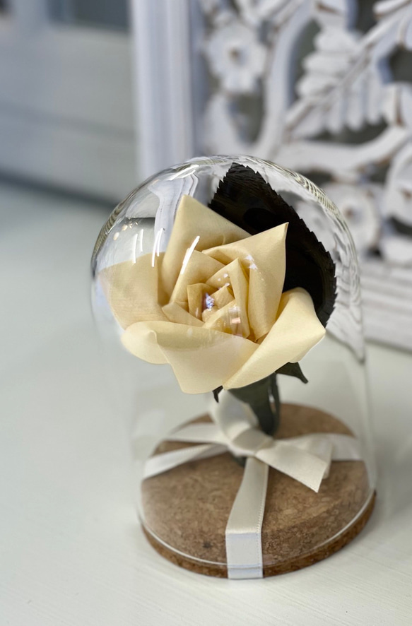 ガラスドームに入った木で出来た枯れない薔薇【かんなフラワーアート