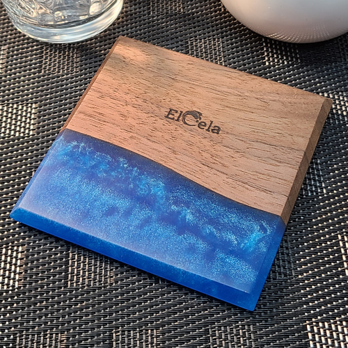 至福のひとときを彩るコースター】 Elcela ウッドレジン 木製 青