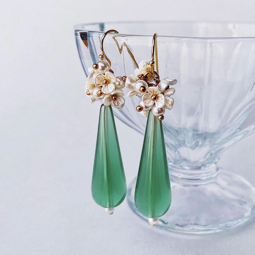 グリーンドロップと白いお花の揺れる大きめレトロかわいいピアス / 緑