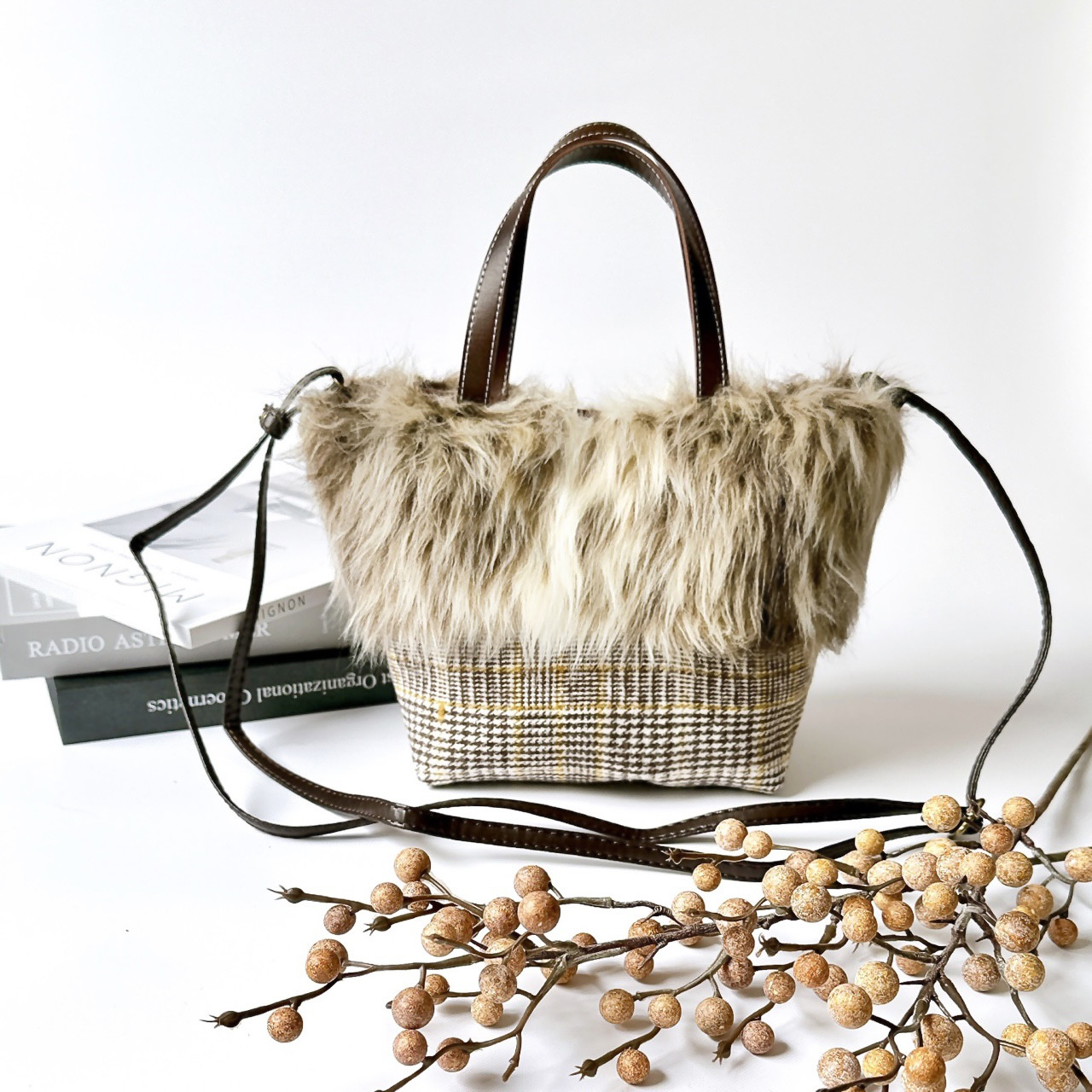 グレンチェック柄ウールとグラデーションロングファーの2WAYトートバッグ【ブラウン×イエロー】