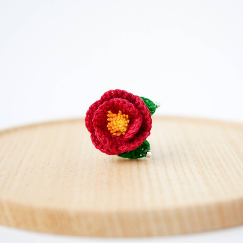 ひっそりと咲く小さな椿ブローチ（受注制作、レース編み、冬の花、四季