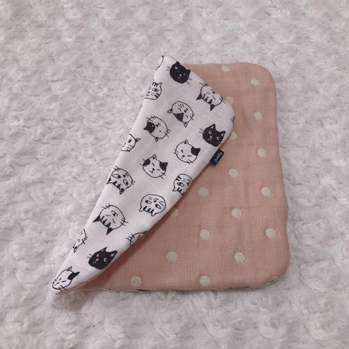 1061．大人可愛い 白黒猫柄のふわふわ8重ガーゼハンカチ