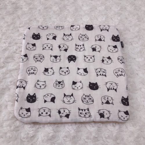 1061．大人可愛い 白黒猫柄のふわふわ8重ガーゼハンカチ 再販2