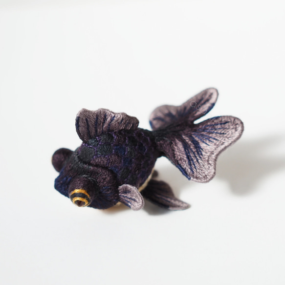 【立体刺繍オブジェ】手毬金魚 デメキンモデル「宵‐yoi」 4枚目の画像