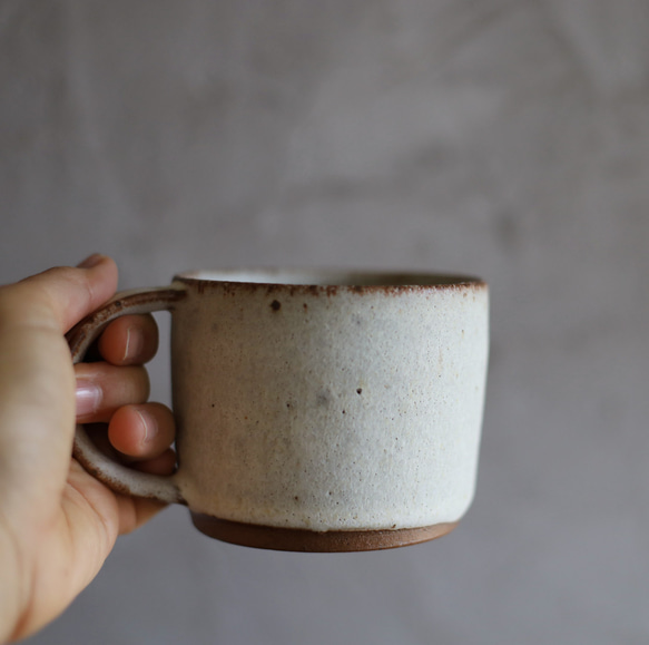 鉄粉のある　マグカップ 筒型　スープカップ　乳白系 陶器　ギフト 1枚目の画像