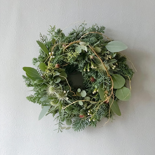 ユーカリと白い実を針葉樹と紡いだ　冬支度を始める大きな　クリスマス　リース ユーカリと白い実を針葉樹と紡いだ 冬支度を始める大きな クリスマス