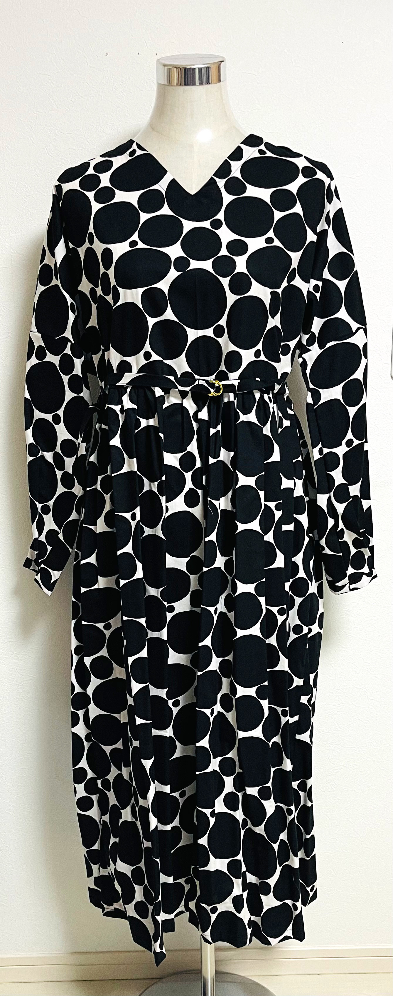 ウエスト切り替えギャザーワンピース　ブラックホワイト✖️ランダムドット