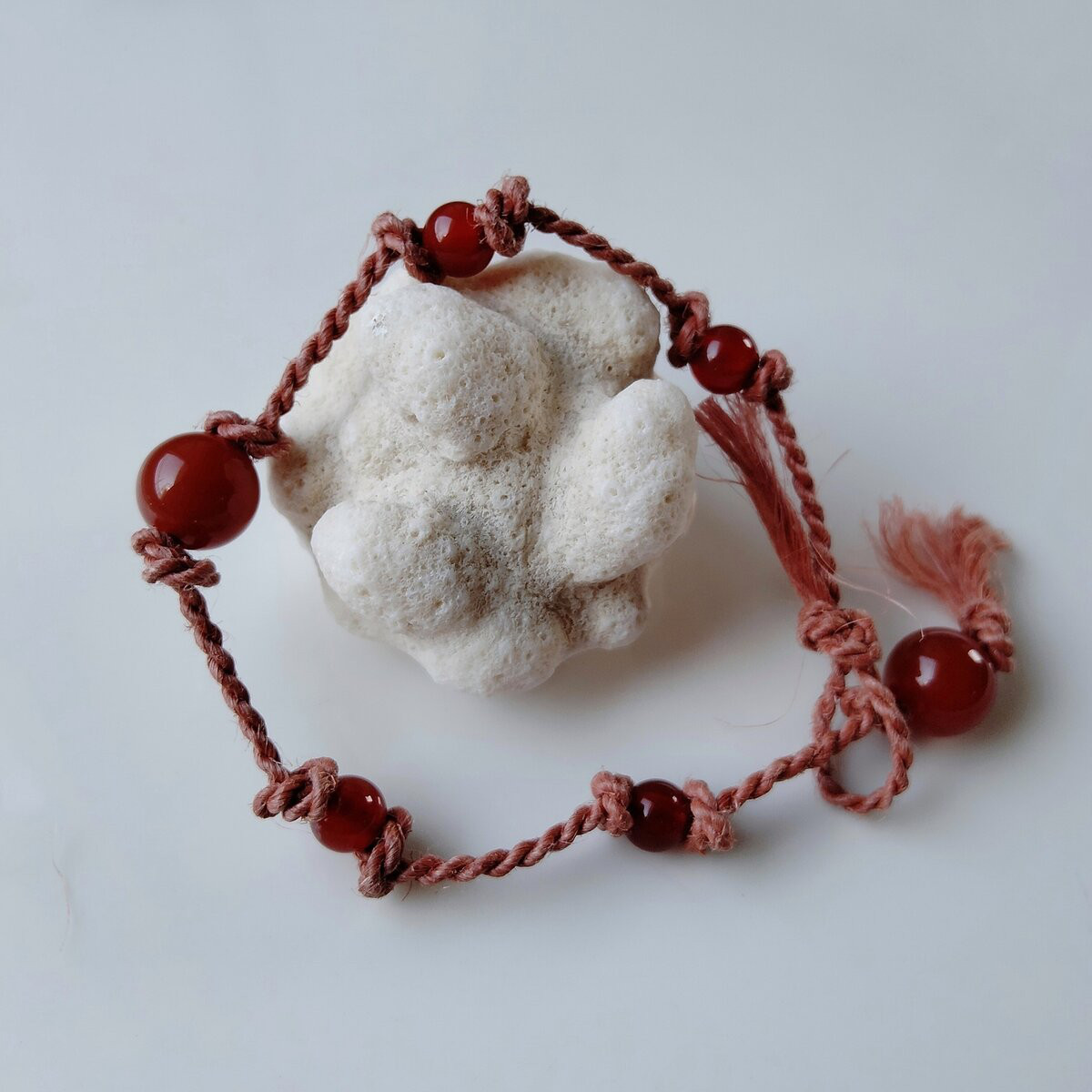 【 土染め◎精麻ブレスレット＊天然石レッドアゲート 】 ベンガラ染め手染めお守り アクセサリー赤瑪瑙茜色神社麻緒