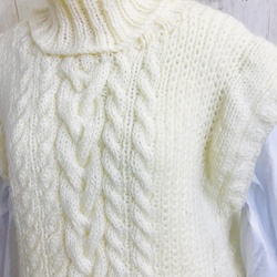 【受注制作】一着で二通り楽しめる手編みのローゲージケーブルニットベスト⁂キナリ⁂オフホワイト⁂ 8枚目の画像