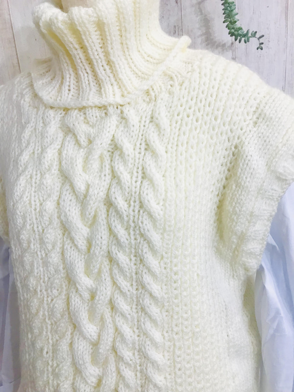 【受注制作】一着で二通り楽しめる手編みのローゲージケーブルニットベスト⁂キナリ⁂オフホワイト⁂ 8枚目の画像