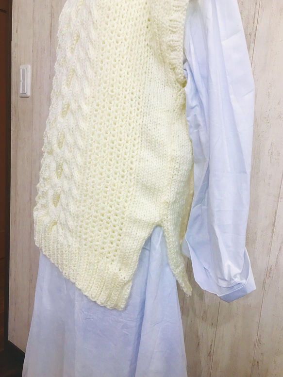 【受注制作】一着で二通り楽しめる手編みのローゲージケーブルニットベスト⁂キナリ⁂オフホワイト⁂ 12枚目の画像