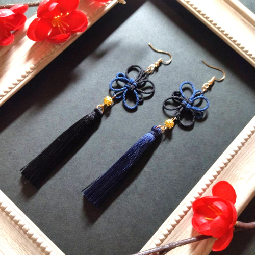 ツートンカラーの綺麗なタッセルとオリジナル作成牌のピアス