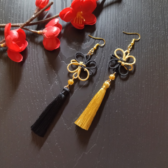 バイカラー】飾り結びとタッセルのピアス(イヤリング)（黒×ゴールド