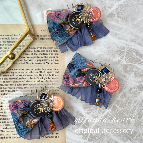 no.59 ハンドメイド　デニム刺繍リボンとフリフリフリンジのヘアアクセサリー 刺繍リボンとフリンジリボンのヘアクリップ ダスティブルーと